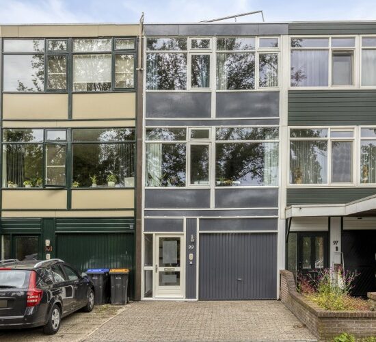 Voorzijde van de ruime starterswoning gelegen aan de Jasmijnlaan 99 te Winterswijk