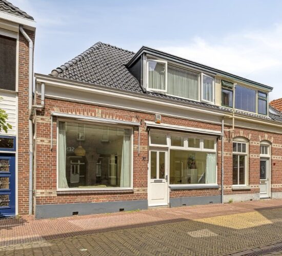 Woning met een ruime achtertuin gelegen midden in het centrum van Winterswijk.