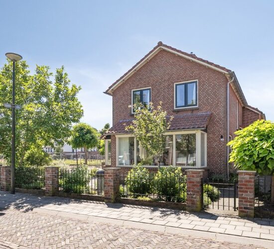 Vrijstaande woning met een grote schuur gelegen aan de Beuzenes 78 te Winterswijk.