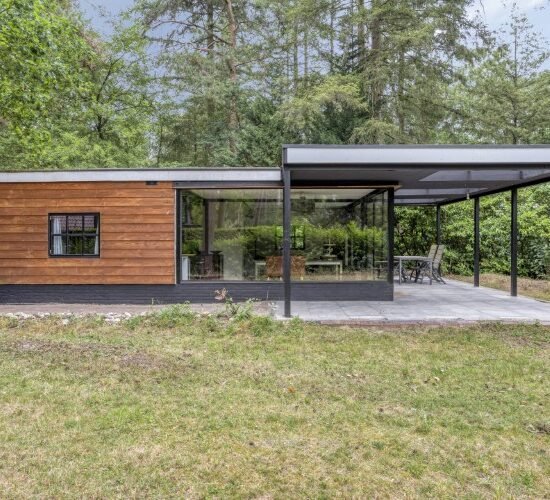 Vrijstaande recreatiewoning met veel glas en een aangebouwde overkapping